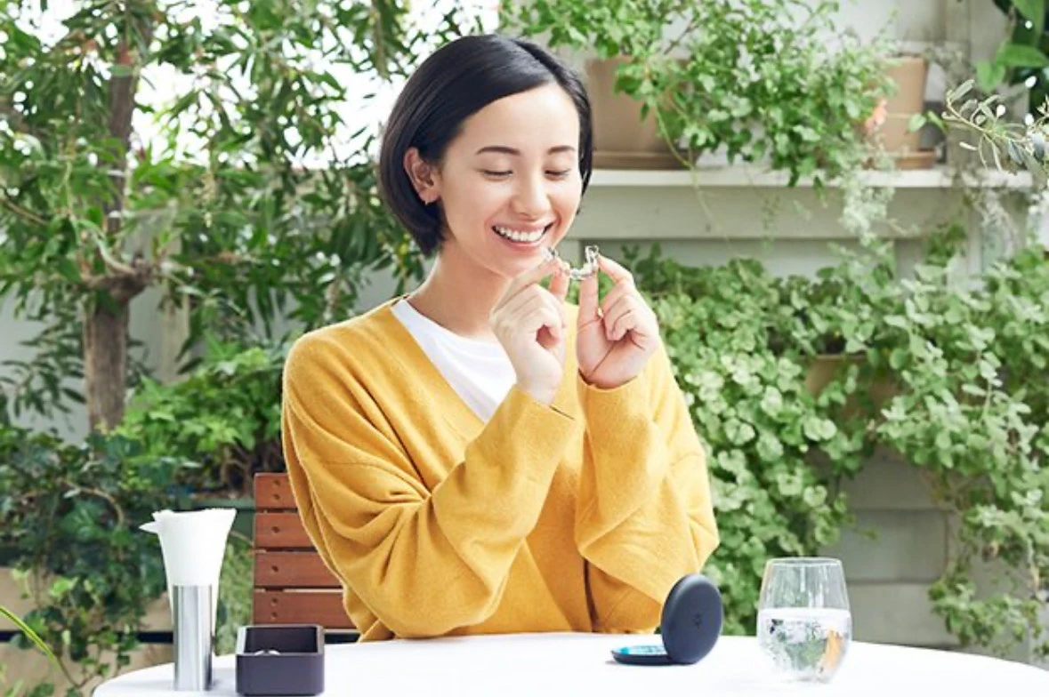 えぐさ歯科クリニック マウスピースの装着をはずす女性