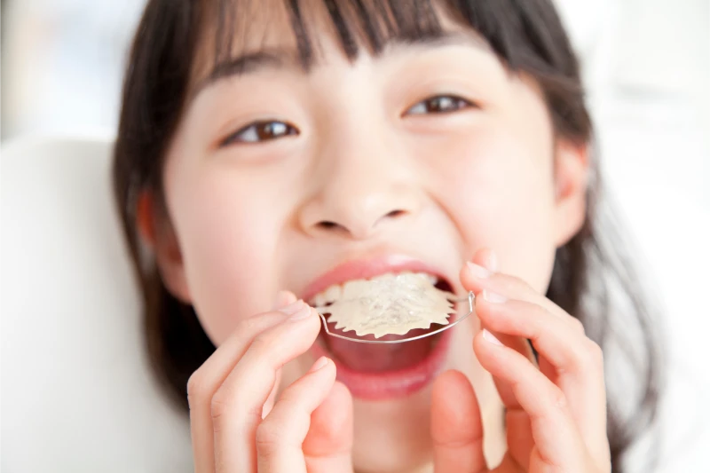 えぐさ歯科クリニック マウスピースの装着をはずす女の子
